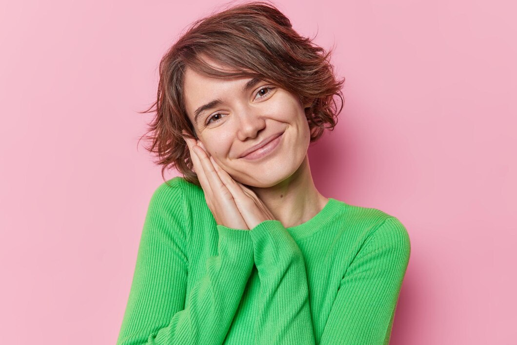 https://ru.freepik.com/free-photo/portrait-of-lovely-young-woman-with-short-dark-hair-tilts-head-leans-on-palms-smiles-gently-looks-happily-at-camera-admires-something-wears-comfortable-green-jumper-isolated-over-pink-background_23880774.htm#fromView=search&page=1&position=20&uuid=4d5f2286-ee7a-4de2-bc3d-833365606f13